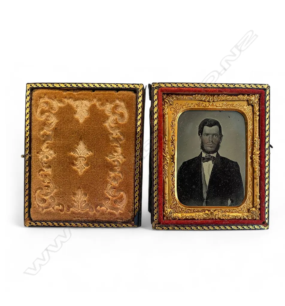Gilt matted ambrotype - man with tanned face, Image 1++
